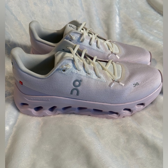 On Cloudtilt Womwn’s Running Shoe - Picture 5 of 15